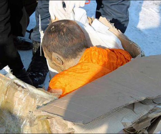 Hallan monje de 200 años meditando en Mongolia Hallan monje de 200 años meditando en Mongolia