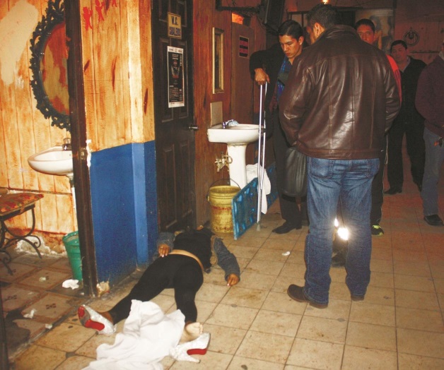 Muere mujer en baño de antro Muere mujer en baño de antro
