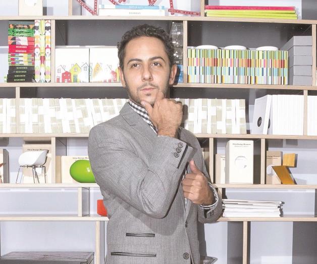 Busca alejarse del actor fársico Busca alejarse del actor fársico