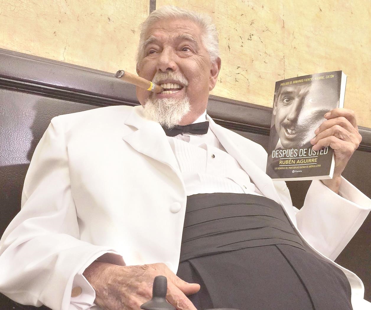 Presenta ‘Jirafales’su autobiografía