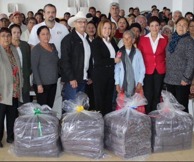 Entrega DIF cobertoresa más de mil abuelitos Entrega DIF cobertoresa más de mil abuelitos