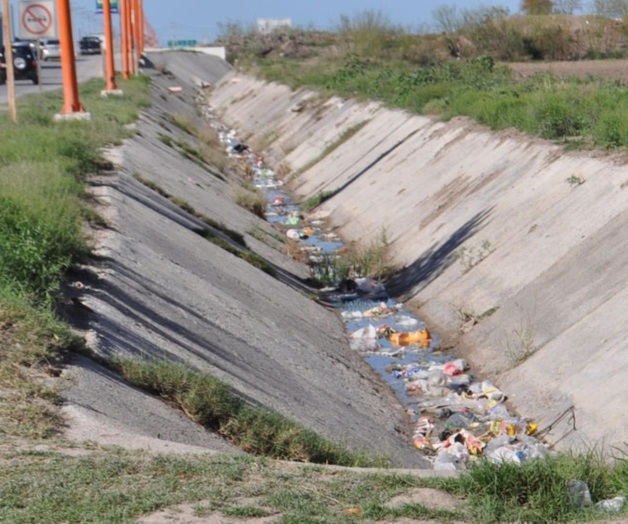 Utilizan canaletas de dren como apiladero de basura Utilizan canaletas de dren como apiladero de basura