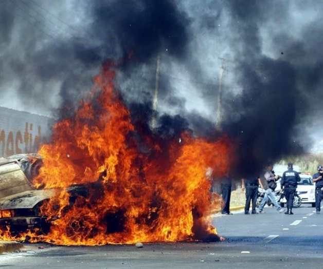 Incendian dos taxis en Oaxaca Incendian dos taxis en Oaxaca