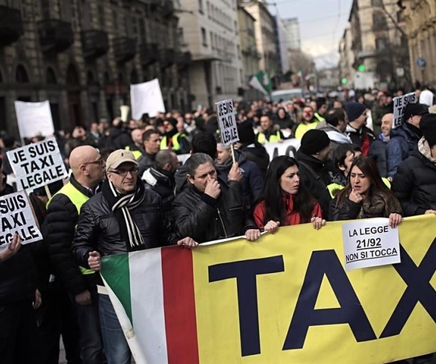 Protestan taxistas italianos contra Uber Protestan taxistas italianos contra Uber