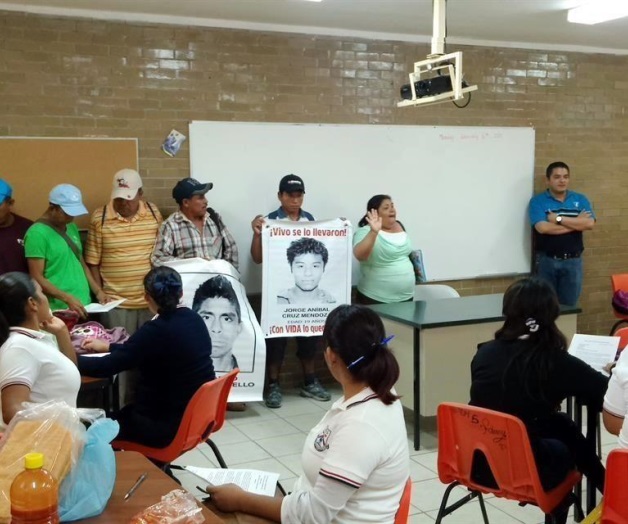 Piden padres de normalistas apoyo en UAG