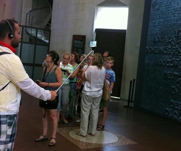 Más museos prohíben el uso del palo para selfies Más museos prohíben el uso del palo para selfies