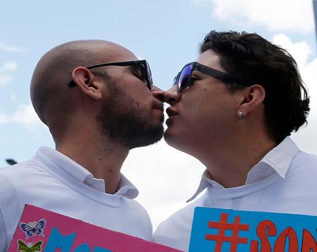 Corte colombiana rechaza posibilidad de adoptar a parejas del mismo sexo