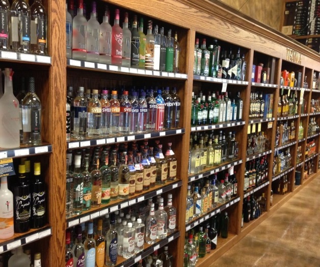 Buscan a 2 sujetos por asalto a licorería