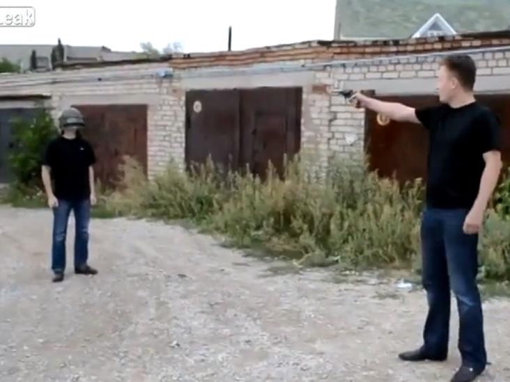 VIDEO: Dispara a compañero para probar casco blindado... Mira lo que pasó VIDEO: Dispara a compañero para probar casco blindado... Mira lo que pasó