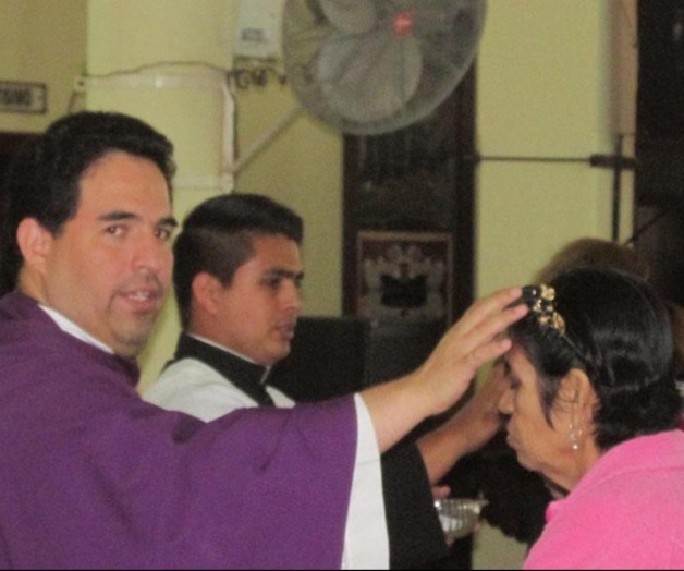 Imponen ceniza a fieles católicos Imponen ceniza a fieles católicos