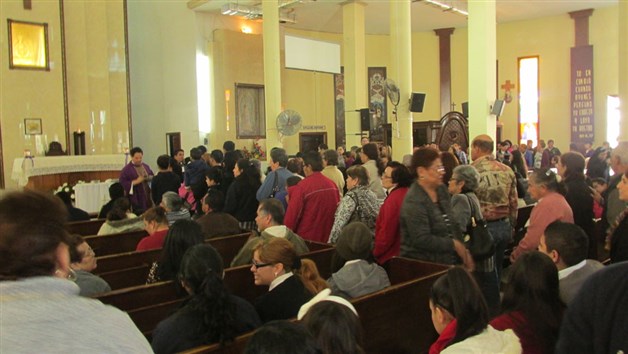 Imponen ceniza a fieles católicos Imponen ceniza a fieles católicos