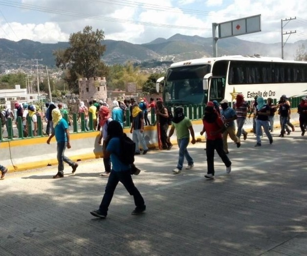 Atacan normalistas cuartel en Guerrero