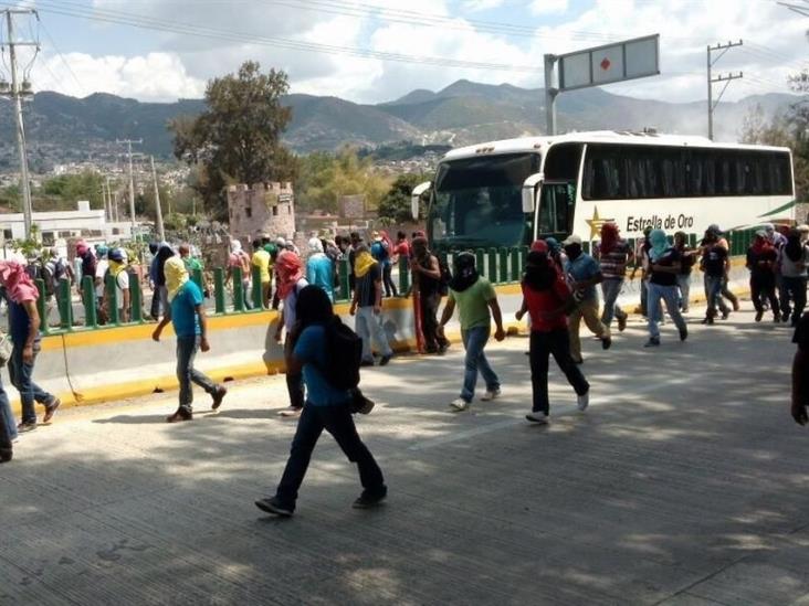 Atacan normalistas cuartel en Guerrero Atacan normalistas cuartel en Guerrero