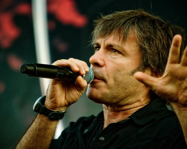 Bruce Dickinson, vocalista de Iron Maiden, padece cáncer de lengua