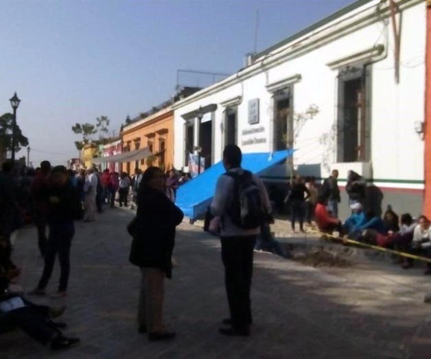 Bloquea Sección 22 oficinas federales