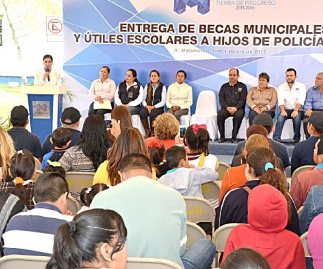 Entregan apoyos a hijos de agentes