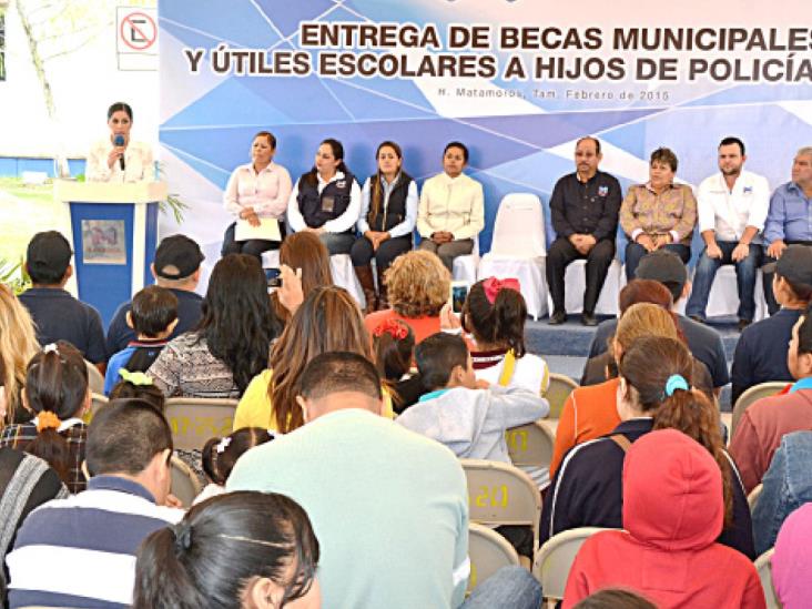 Entregan apoyos a hijos de agentes Entregan apoyos a hijos de agentes