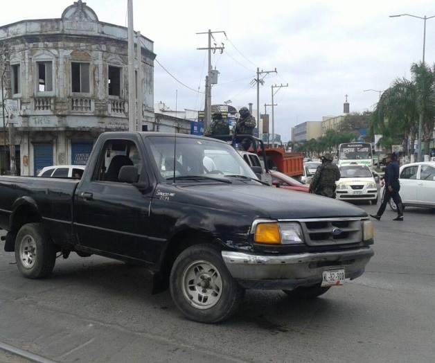 Chocan Marinos una camioneta en pleno centro Madero Chocan Marinos una camioneta en pleno centro Madero