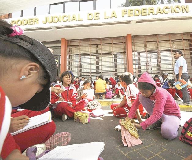 Toman las clases en la calle en apoyo a CNTE