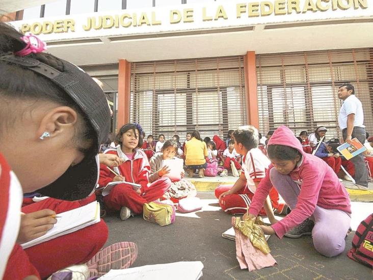 Toman las clases en la calle en apoyo a CNTE Toman las clases en la calle en apoyo a CNTE