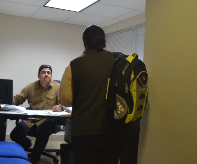 Valiente mujerlucha con una‘rata de autos’ Valiente mujerlucha con una‘rata de autos’