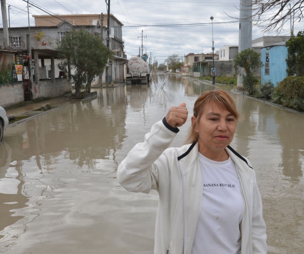Drenan aguas negras en Las Delicias, ...pero regresan lentamente