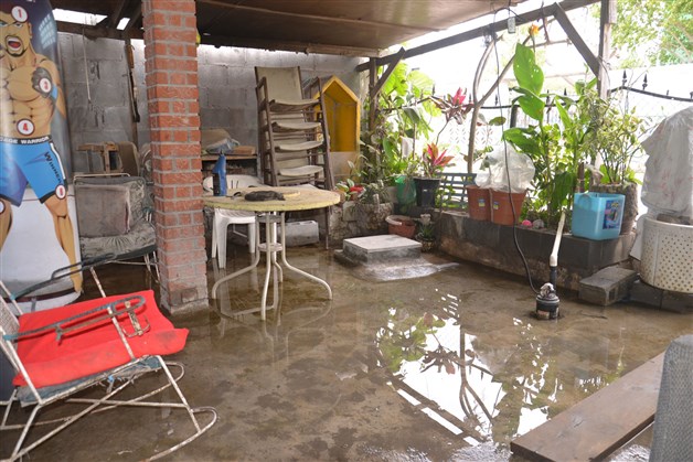 Drenan aguas negras en Las Delicias, ...pero regresan lentamente