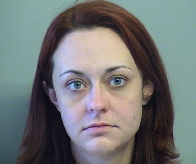 Hombre despierta y encuentra a su novia intentando arrancarle el pene a mordidas