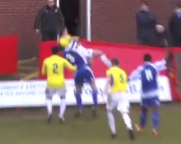 VIDEO: Del ring a la cancha; futbolista azota a rival