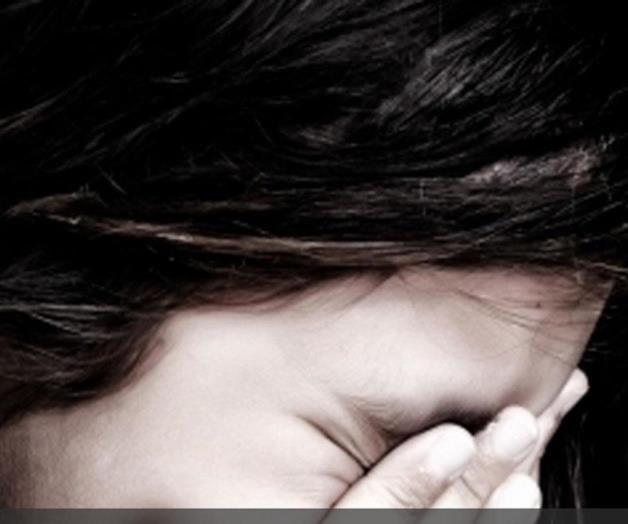 Mujer entra a primaria y arroja ácido en la cara de una niña