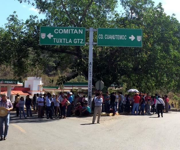 Maestros bloquean carreteras en Chiapas