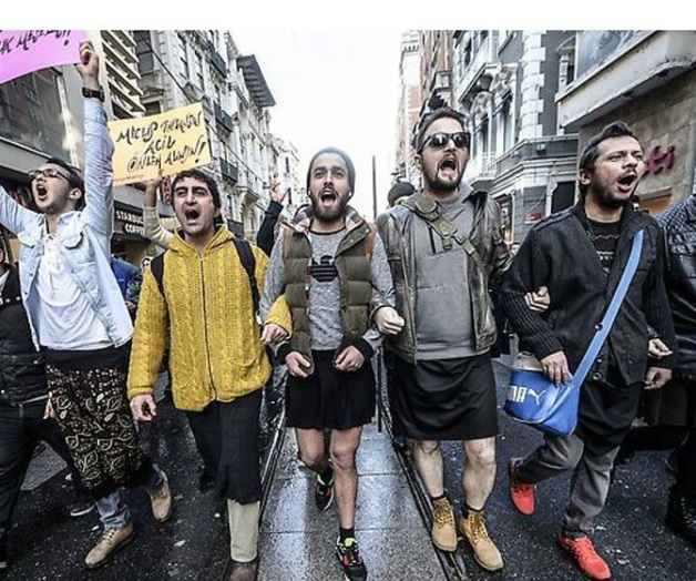 En Turquía hombres usan falda en apoyo a las mujeres