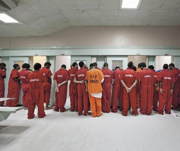 Inician el traslado de reos tras motín