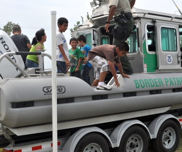 Interactúan autoridades de aduanas con la comunidad