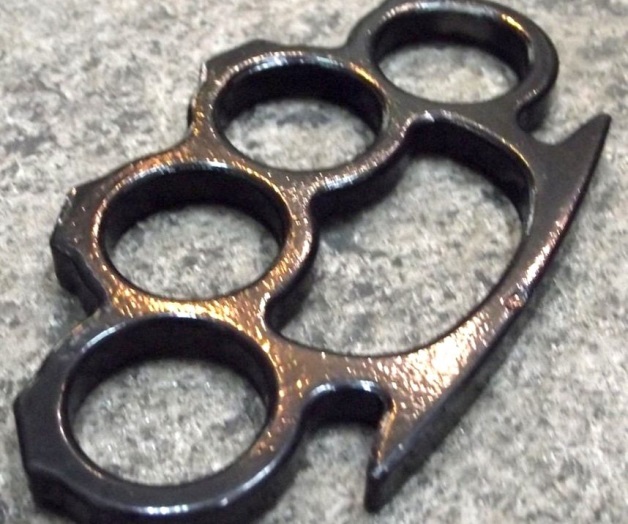 Aseguran un arma prohibida ‘manopla’