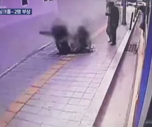 Socavón se ‘traga’ a una pareja en Corea del Sur