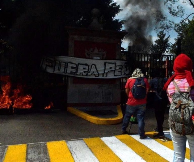 Prenden normalistas protesta en Morelia Prenden normalistas protesta en Morelia