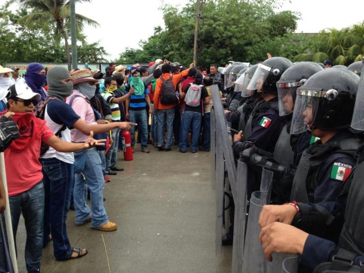 Maestros marchan en Acapulco y amagan con bloquear aeropuerto Maestros marchan en Acapulco y amagan con bloquear aeropuerto