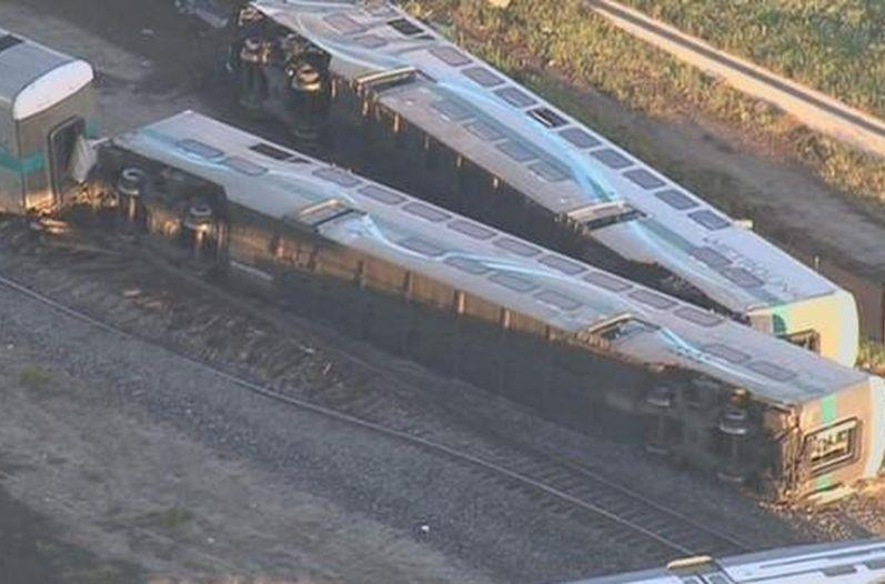 Choque de tren y descarrilamiento deja 30 heridos en California Choque de tren y descarrilamiento deja 30 heridos en California