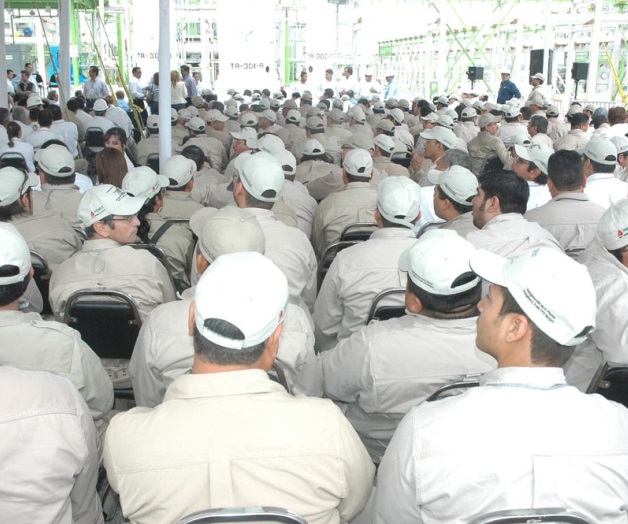 Pemex. En la cuerda floja15 mil petroleros