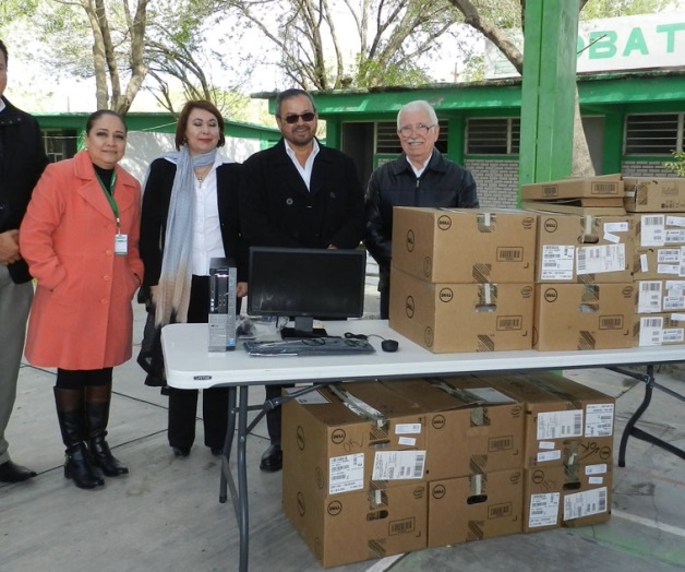 Entregan 73 becas y 10 computadoras Entregan 73 becas y 10 computadoras