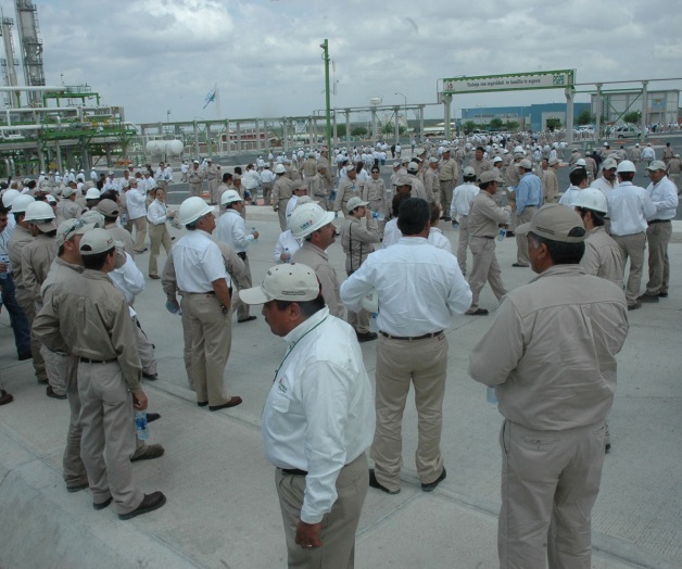 Pega recorte a petroleros:despiden 400