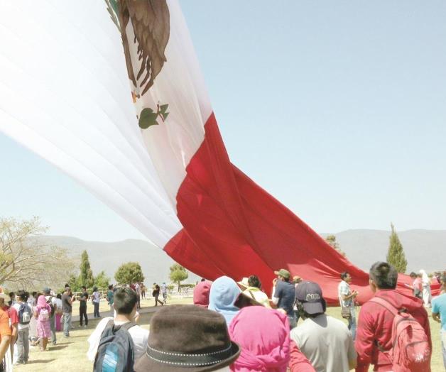 Bajan Bandera en Iguala por Ayotzinapa