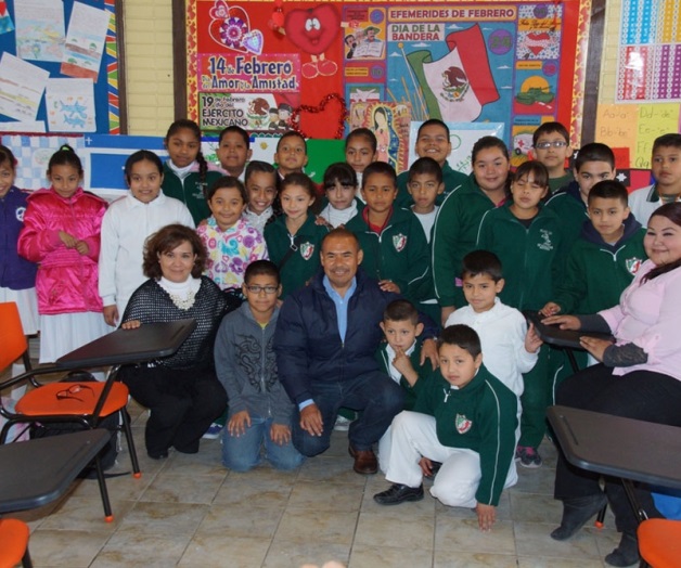 Alcalde se compromete a resolver peticiones con institución educativa Alcalde se compromete a resolver peticiones con institución educativa
