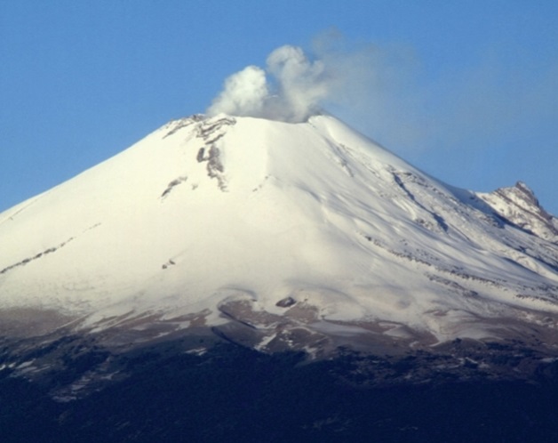 Volcán Popocatépetl expulsa ceniza y fragmentos incandescentes Volcán Popocatépetl expulsa ceniza y fragmentos incandescentes
