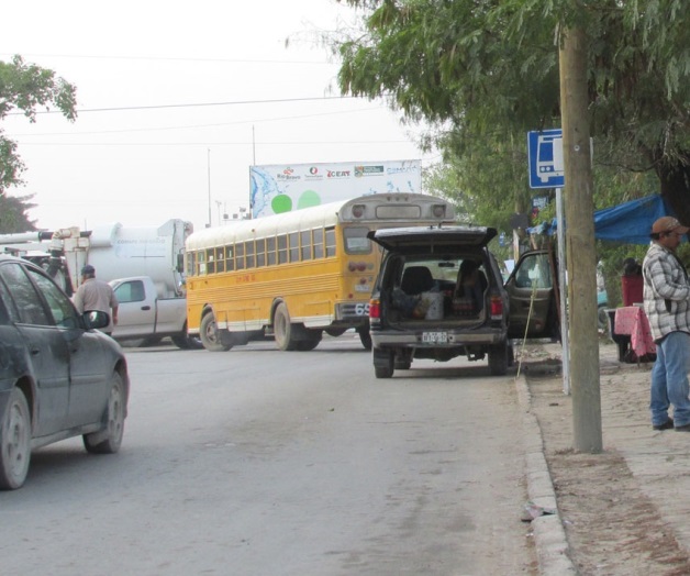 Obstruyen vendedoresparaderos de microbuses Obstruyen vendedoresparaderos de microbuses