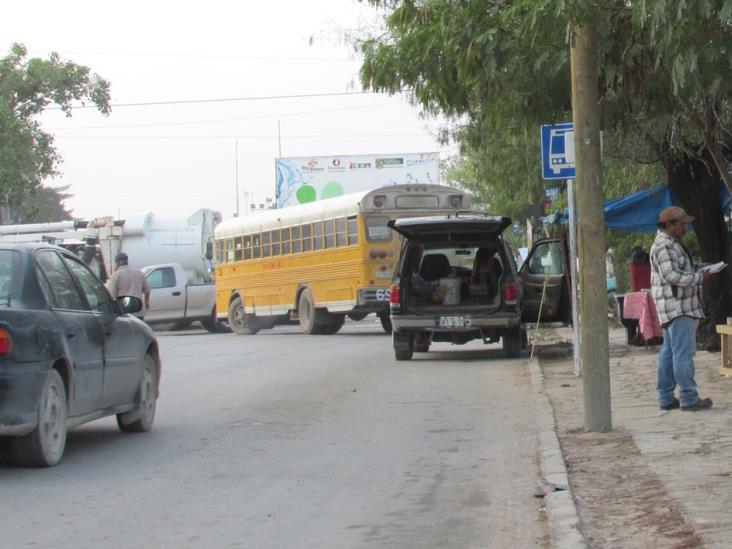 Obstruyen vendedoresparaderos de microbuses Obstruyen vendedoresparaderos de microbuses