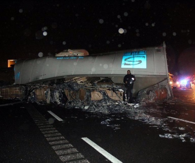 Cierran autopista 2 choques de tráileres Cierran autopista 2 choques de tráileres
