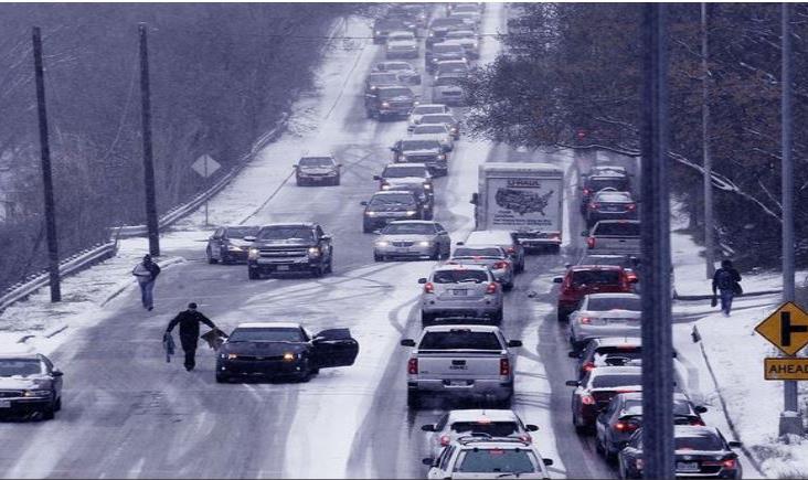 Cierran autopistas y escuelas en Texas por fuerte tormenta de nieve Cierran autopistas y escuelas en Texas por fuerte tormenta de nieve