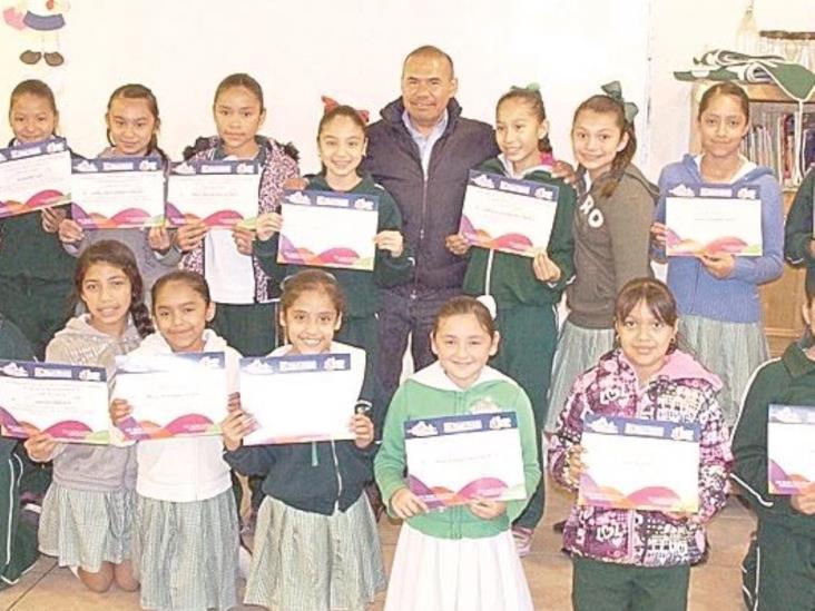 Alcalde entregareconocimientosa estudiantes Alcalde entregareconocimientosa estudiantes